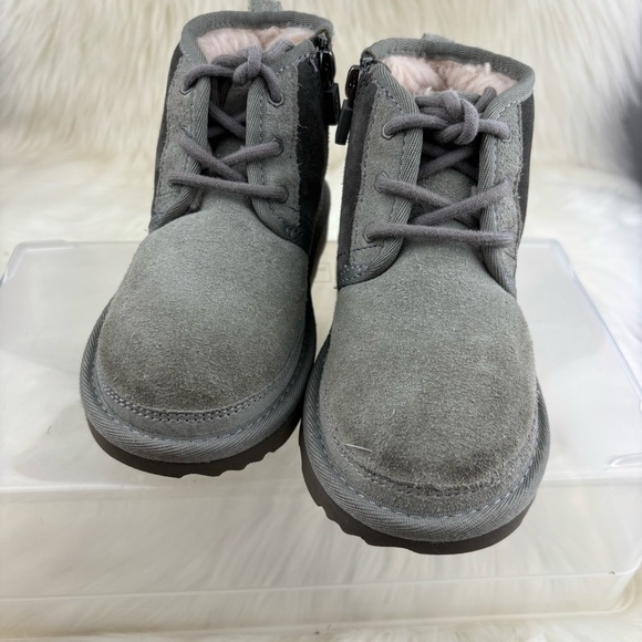 UGG CHUNKKA Kids Charcoal Suede Boots - Picture 2 of 9